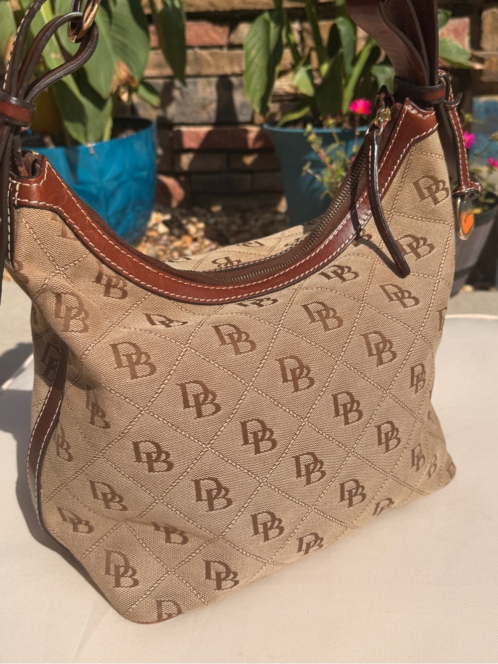 Dooney & Bourke Tan & Brown Logo Shoulder Hobo👜